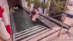 新加坡爱玩换妻 KLcouple6699，第一次汽车旅馆的交换全套，泳池中的激情+床上的疯狂夜晚结局篇 截图5