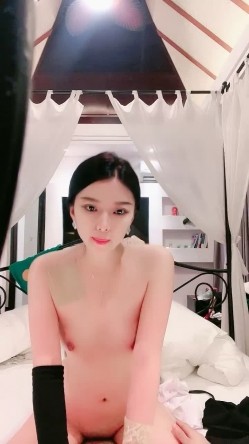 极品美女车模下海！9分颜值床上非常骚！主动骑乘位猛坐，腰上还贴着膏药，操的骚穴淫水直流 截图8