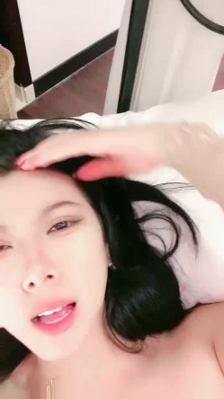 极品美女车模下海！9分颜值床上非常骚！主动骑乘位猛坐，腰上还贴着膏药，操的骚穴淫水直流 截图11