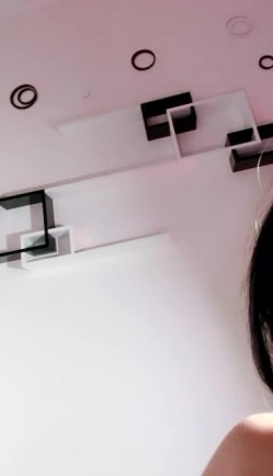 萝莉萌妹却非常骚单腿网袜丁字裤，揉捏爆乳脱下内裤，无毛逼逼抹上牛奶，跳蛋震动奇怪道具抽插，呻吟大叫嗲嗲很是诱人 截图2