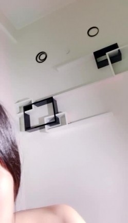 萝莉萌妹却非常骚单腿网袜丁字裤，揉捏爆乳脱下内裤，无毛逼逼抹上牛奶，跳蛋震动奇怪道具抽插，呻吟大叫嗲嗲很是诱人 截图6