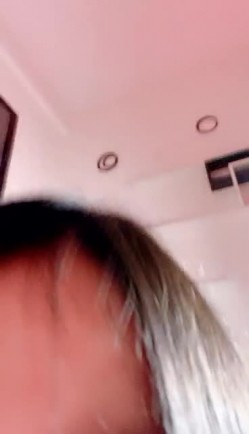 萝莉萌妹却非常骚单腿网袜丁字裤，揉捏爆乳脱下内裤，无毛逼逼抹上牛奶，跳蛋震动奇怪道具抽插，呻吟大叫嗲嗲很是诱人 截图8