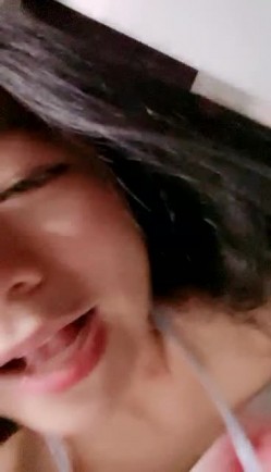 萝莉萌妹却非常骚单腿网袜丁字裤，揉捏爆乳脱下内裤，无毛逼逼抹上牛奶，跳蛋震动奇怪道具抽插，呻吟大叫嗲嗲很是诱人 截图12