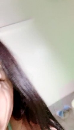 萝莉萌妹却非常骚单腿网袜丁字裤，揉捏爆乳脱下内裤，无毛逼逼抹上牛奶，跳蛋震动奇怪道具抽插，呻吟大叫嗲嗲很是诱人 截图13