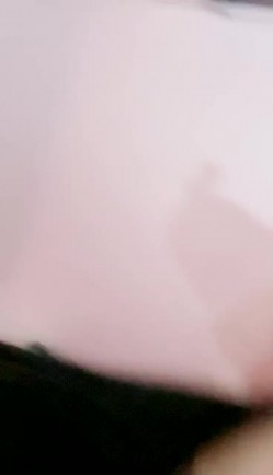 萝莉萌妹却非常骚单腿网袜丁字裤，揉捏爆乳脱下内裤，无毛逼逼抹上牛奶，跳蛋震动奇怪道具抽插，呻吟大叫嗲嗲很是诱人 截图16