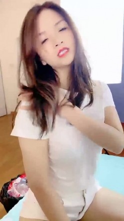 颜值少妇【夜猫妖姬】群魔乱舞，多女群P，一女被操三女围观，骚逼轮流上阵折磨男主 截图12