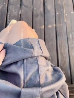 推特肥臀大奶淫妻【在人前羞耻地露出内裤】SVIP付费福利，肛交啪啪人前露出花样多非常牛逼 截图2