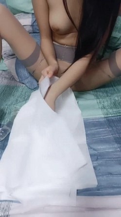 白虎妹妹好骚，露脸丝袜高跟让小哥淫声荡语调教着给狼友看，口交大鸡巴， 逼逼吸烟，道具抽插手抠爆菊花 截图6