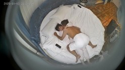 酒店偷拍 ️带着行李箱一块度假的学生情侣清纯学妹一开始很抗拒 被眼镜男友按倒床上一顿搞 截图4