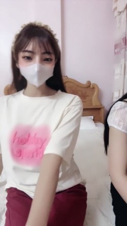 【菲菲回忆】妖艳双女 高颜值超棒身材 会舔会吸 4P啪啪 超级大奶 上下跳动 喷水 截图3