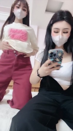 【菲菲回忆】妖艳双女 高颜值超棒身材 会舔会吸 4P啪啪 超级大奶 上下跳动 喷水 截图5