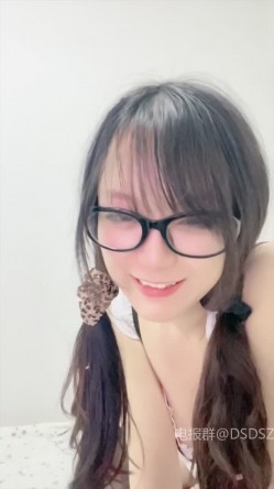 ️新人眼镜校花 十个眼镜九个骚 闷骚型丝袜大长腿舌钉口爆啪啪 截图2