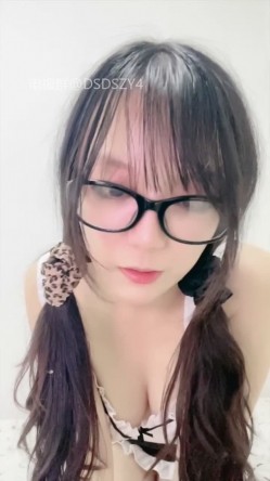 ️新人眼镜校花 十个眼镜九个骚 闷骚型丝袜大长腿舌钉口爆啪啪 截图5