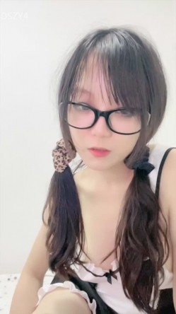 ️新人眼镜校花 十个眼镜九个骚 闷骚型丝袜大长腿舌钉口爆啪啪 截图7