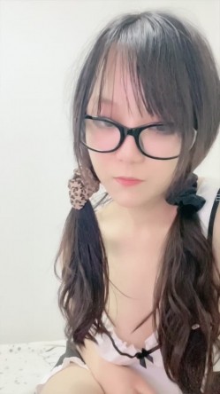 ️新人眼镜校花 十个眼镜九个骚 闷骚型丝袜大长腿舌钉口爆啪啪 截图8