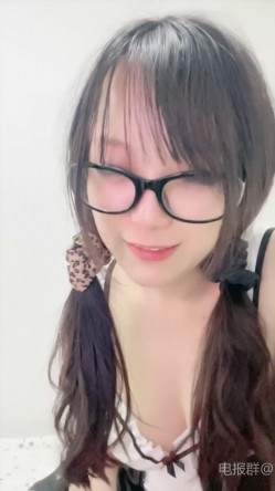 ️新人眼镜校花 十个眼镜九个骚 闷骚型丝袜大长腿舌钉口爆啪啪 截图9