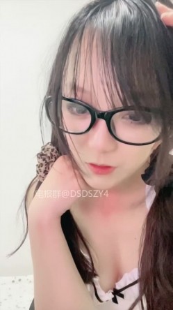 ️新人眼镜校花 十个眼镜九个骚 闷骚型丝袜大长腿舌钉口爆啪啪 截图13