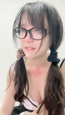 ️新人眼镜校花 十个眼镜九个骚 闷骚型丝袜大长腿舌钉口爆啪啪 截图14