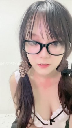 ️新人眼镜校花 十个眼镜九个骚 闷骚型丝袜大长腿舌钉口爆啪啪 截图15