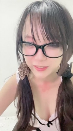 ️新人眼镜校花 十个眼镜九个骚 闷骚型丝袜大长腿舌钉口爆啪啪 截图16