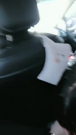 骚货小母狗，车上给金主口鸡巴，车外路人络绎不绝，车内锄禾日当午，干活儿不累！ 截图1