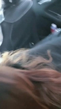 骚货小母狗，车上给金主口鸡巴，车外路人络绎不绝，车内锄禾日当午，干活儿不累！ 截图4