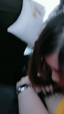 骚货小母狗，车上给金主口鸡巴，车外路人络绎不绝，车内锄禾日当午，干活儿不累！ 截图5