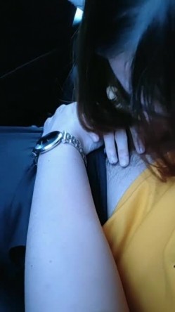 骚货小母狗，车上给金主口鸡巴，车外路人络绎不绝，车内锄禾日当午，干活儿不累！ 截图7