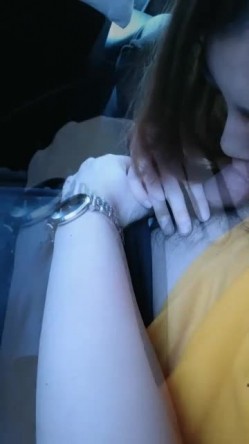 骚货小母狗，车上给金主口鸡巴，车外路人络绎不绝，车内锄禾日当午，干活儿不累！ 截图10