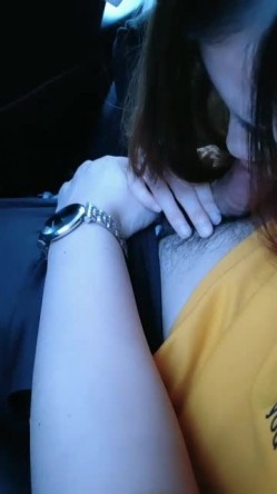 骚货小母狗，车上给金主口鸡巴，车外路人络绎不绝，车内锄禾日当午，干活儿不累！ 截图11