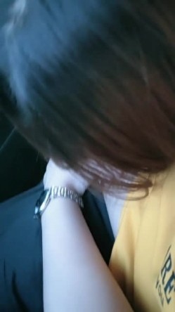 骚货小母狗，车上给金主口鸡巴，车外路人络绎不绝，车内锄禾日当午，干活儿不累！ 截图12