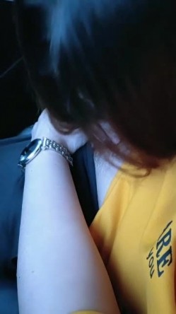 骚货小母狗，车上给金主口鸡巴，车外路人络绎不绝，车内锄禾日当午，干活儿不累！ 截图13