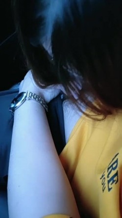 骚货小母狗，车上给金主口鸡巴，车外路人络绎不绝，车内锄禾日当午，干活儿不累！ 截图14