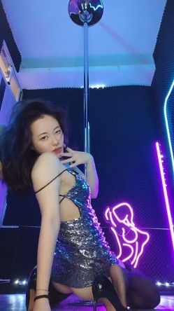 全程高能露脸黑丝高跟情趣大跳钢管舞诱惑，脱衣艳舞揉奶玩逼电臀，撅着屁股给狼友看特写，各种骚浪动作刺激 截图4