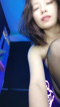 全程高能露脸黑丝高跟情趣大跳钢管舞诱惑，脱衣艳舞揉奶玩逼电臀，撅着屁股给狼友看特写，各种骚浪动作刺激 截图10