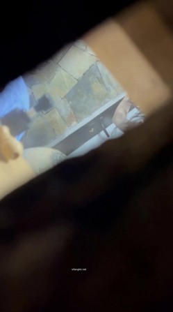 游泳池更衣室偷拍现场从洞中偷拍 多位泳装小姐姐更换泳衣洗澡 紧张刺激 截图16