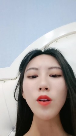 极品小少妇露脸一个人在镜头前发骚，听狼友指挥调教，自己抓着奶子抠弄骚穴，淫水泛滥浪叫不止，表情好骚啊 截图2