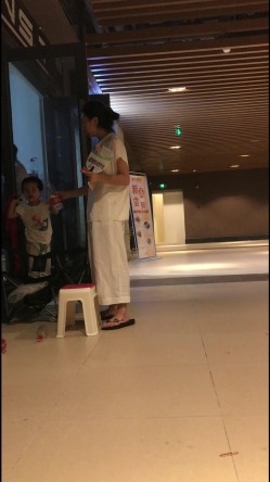 2019最新4K超清厕拍-仪态端庄的宝妈竟然把B毛全刮了,整个肥美的阴户一览无遗 截图6