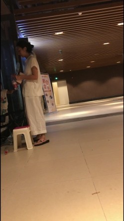 2019最新4K超清厕拍-仪态端庄的宝妈竟然把B毛全刮了,整个肥美的阴户一览无遗 截图7