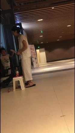2019最新4K超清厕拍-仪态端庄的宝妈竟然把B毛全刮了,整个肥美的阴户一览无遗 截图8