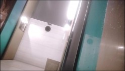 贵在真实，温泉酒店偷拍女士洗漱间内部春光，极品大奶姐姐弯腰搓洗一对车大灯晃个不停 截图4