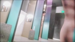 贵在真实，温泉酒店偷拍女士洗漱间内部春光，极品大奶姐姐弯腰搓洗一对车大灯晃个不停 截图6