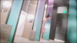 贵在真实，温泉酒店偷拍女士洗漱间内部春光，极品大奶姐姐弯腰搓洗一对车大灯晃个不停 截图7