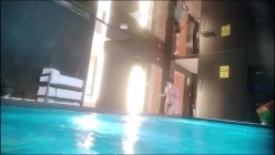 贵在真实，温泉酒店偷拍女士洗漱间内部春光，极品大奶姐姐弯腰搓洗一对车大灯晃个不停 截图11
