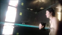 贵在真实，温泉酒店偷拍女士洗漱间内部春光，极品大奶姐姐弯腰搓洗一对车大灯晃个不停 截图13