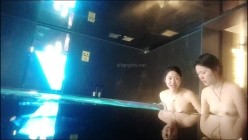 贵在真实，温泉酒店偷拍女士洗漱间内部春光，极品大奶姐姐弯腰搓洗一对车大灯晃个不停 截图14