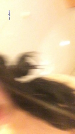 小帅哥后入操骚女友，揉着奶子呻吟着，“操我，用力操我” 截图1