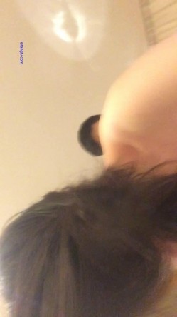 小帅哥后入操骚女友，揉着奶子呻吟着，“操我，用力操我” 截图3