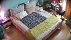 酒店摄像头偷拍腰细腿长高颜值美女穿着性感情趣内衣和几个客人啪啪 截图4