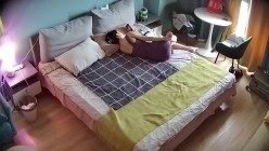 酒店摄像头偷拍腰细腿长高颜值美女穿着性感情趣内衣和几个客人啪啪 截图16